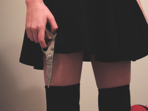 girl holding gun | Tumblr