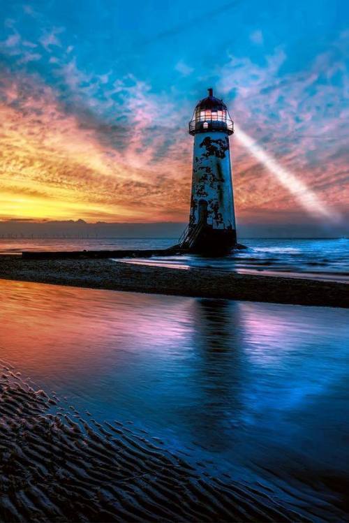 angel-kiyoss:Lighthouse