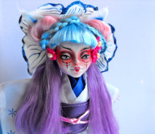 magikkcreations:My Monster high Oriental foxy repaint! On...