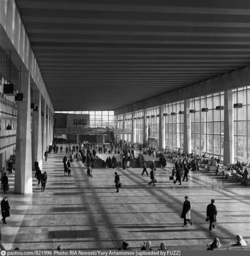 sovietpostcards:Kursky train station in Moscow (May 1972)