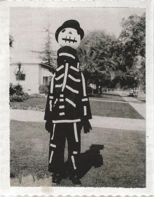 itastemolecules:sixpenceee:Tim Burton showing off a Halloween...