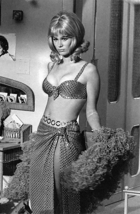 thegirlsfromyesterday:Karen Black