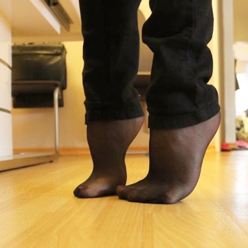 joelinats:#strumpfhose #footslave #footfetishbabe...