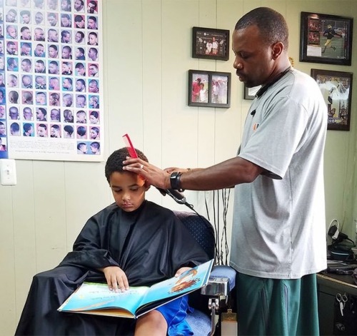 sixpenceee:
“ Kids get a $2 discount if they read a book aloud to this barber in Michigan while he sorts them out. The kids also get quizzed on what they read. “It’s not just about reading, but also about comprehension,” said Ryan Griffin, the barber...