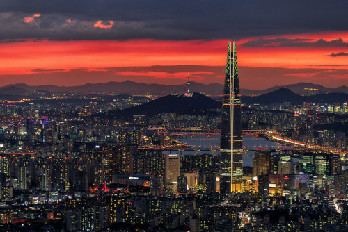 rjkoehler:Red dusk over Seoul.