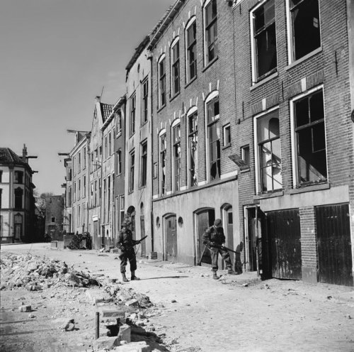 bag-of-dirt:Canadian soldiers of the 7th Canadian Infantry...