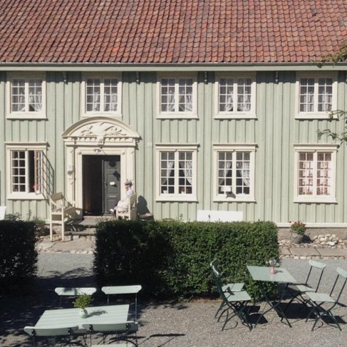 frecklebub:we saw a cute house at the trondheim’s folk museum!