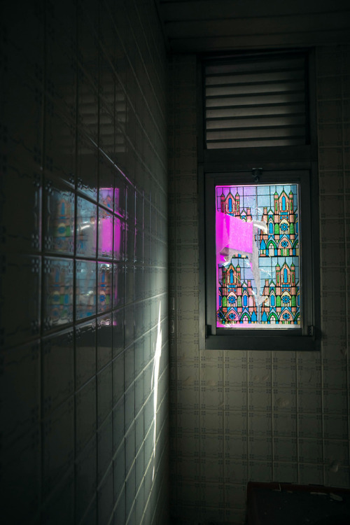 elugraphy:鮮やかな壁のラブホAbandoned love hotel with vivid color wall.