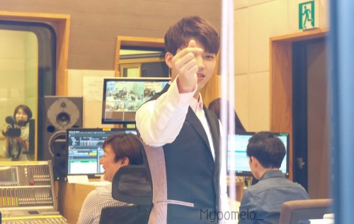 infinite woohyun write finger heart 160517 p: fantaken park jiyoon gayo plaza radio mypomelo