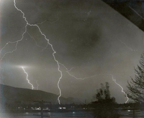 dame-de-pique:Charles Schurer Apgar - Lightning Strike, 1930