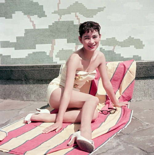 s-h-o-w-a:Japanese actress Mie Kitahara posing in a swimsuit...