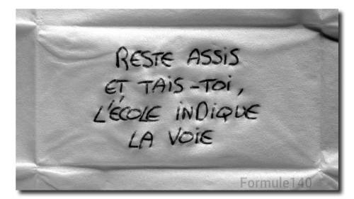 formule140:Reste assis Et tais-toi, L’école indique La voie.