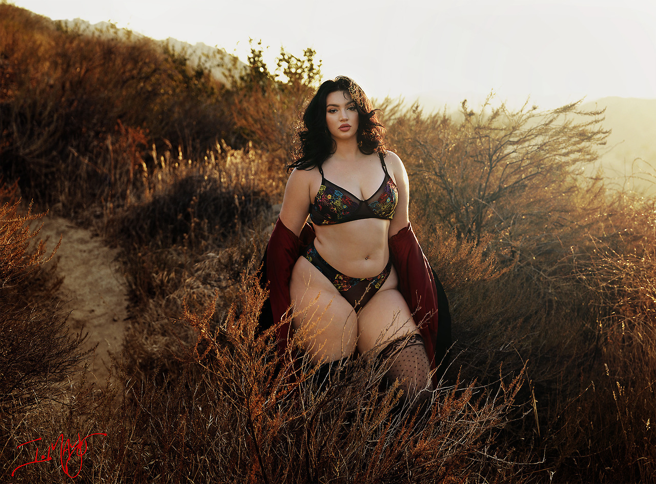 Los Angeles. curvy girls. thick. autumn. fantasy lingerie. woman. 