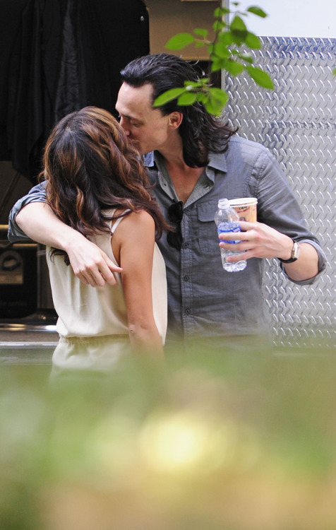 bambamwolf87:lolawashere:Tom Hiddleston on the set of ‘The...