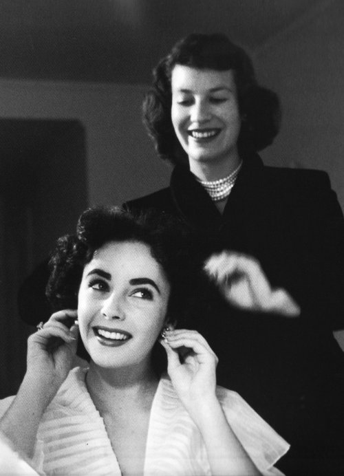 misselizabethtaylor: Barbara Thompson helps Elizabeth Taylor...