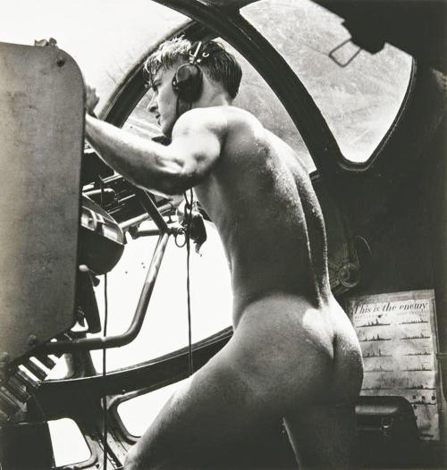 historicaltimes:“Naked Gunner” - American Gunner is forced...