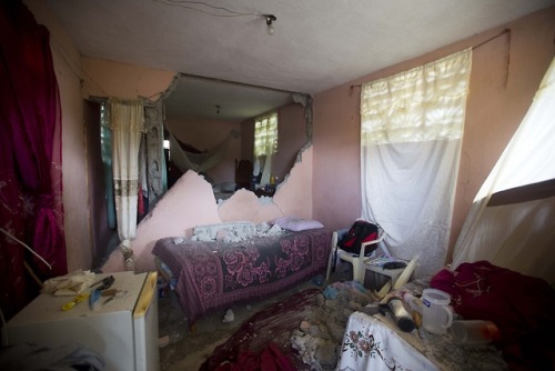 yahoonewsphotos:Haiti hit with 5.9 magnitude...