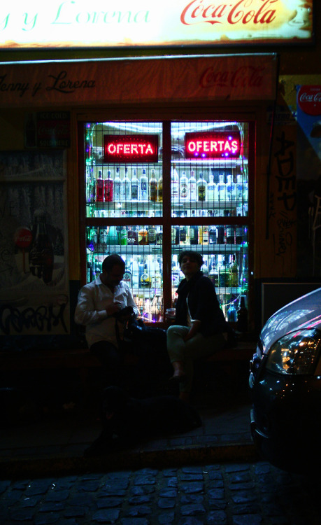 thelittleredblanket:Amor nocturno en las calles de Valparaíso.