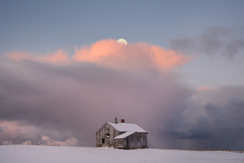 escapekit:Moments With the MoonNorway-based...