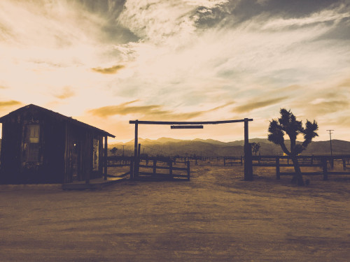 ok corral corral sunset mountains wild west pioneertown desert california usa america north america supertravel