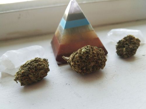 titsand-blunthitss:quartz, chakra pyramid and nugs of...