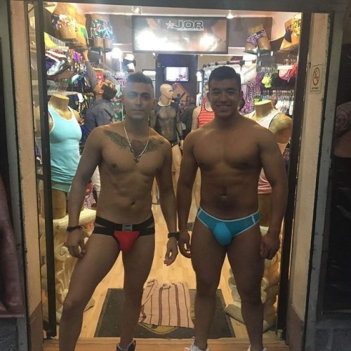 charlydiaz69:Sargento y Aarón hoy en @service69osil Coyoacán...