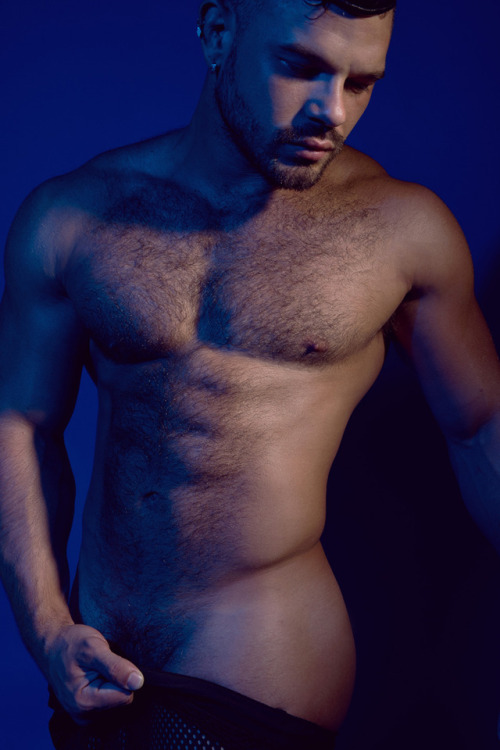 fuspena:mymenstocktaking:Jacob Hoxsey photographed by Guy...