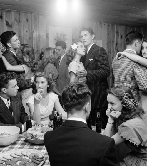 50sbabyy:Teenagers at a party, Photographed by Nina Leen. 1947