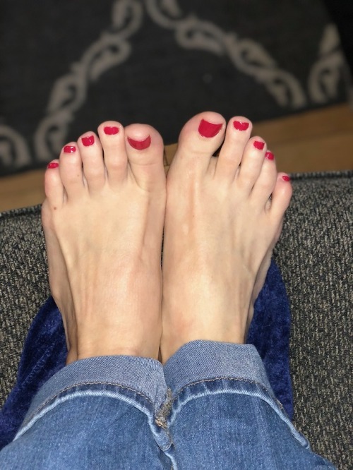 myprettywifesfeet:My pretty wife sent me this pic of her sexy...