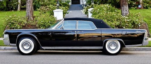 crazyforcars:1965 Lincoln Continental convertible.  First year...