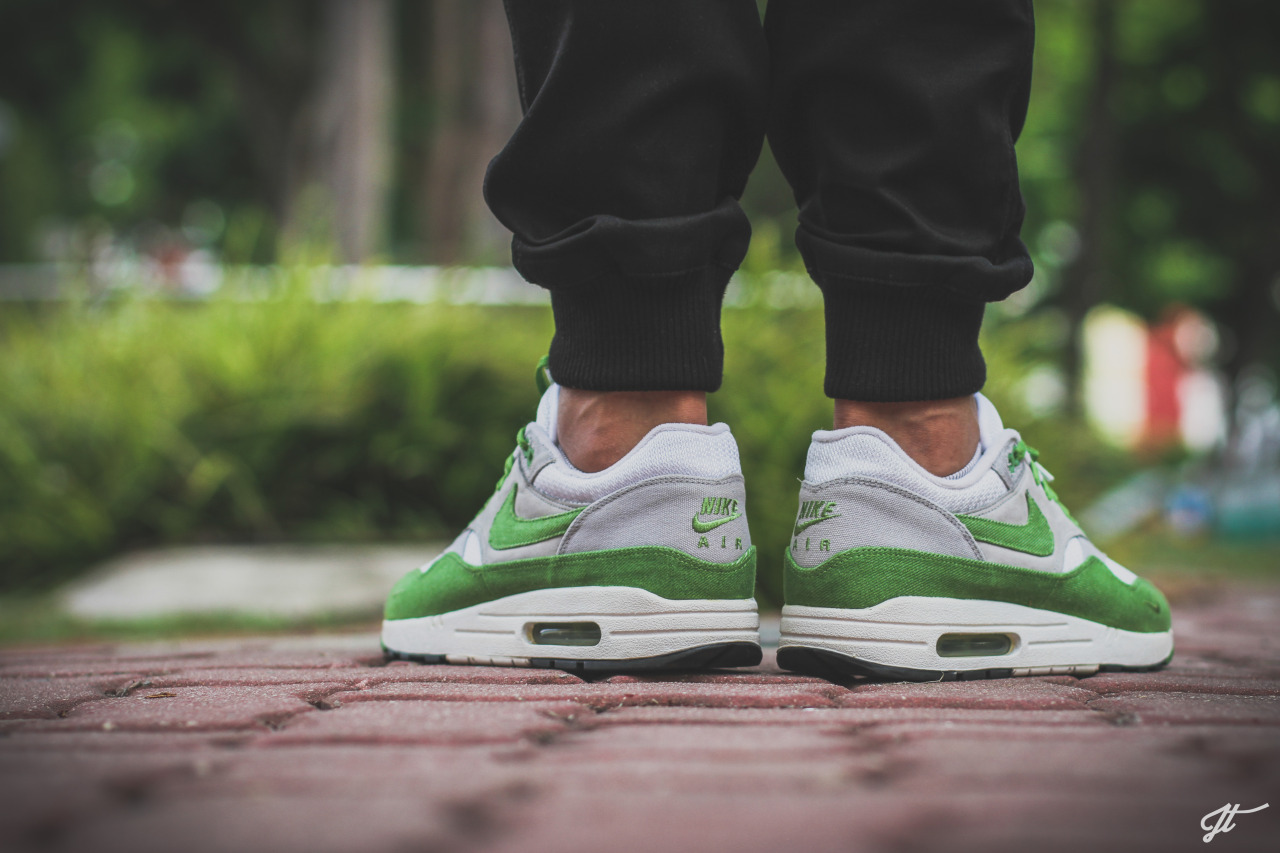 Sweetsoles – Sneakers, kicks and trainers. On feet. Sweetsoles – Sneakers, kicks and trainers. On feet.