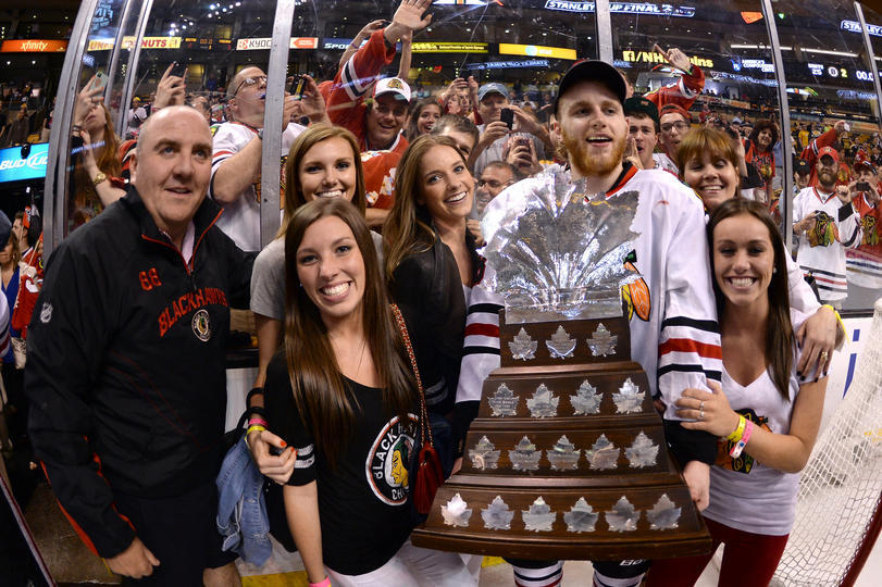 Amanda Grahovec (blackhawkswags: Patrick Kane with his family and...)