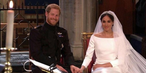 brookbooh:Meghan Markle posing in front of the palace at 15...