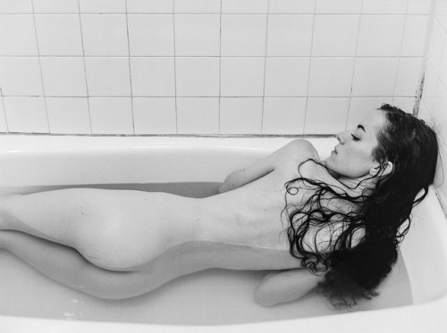 art-t-nyc:Miu in the bath....