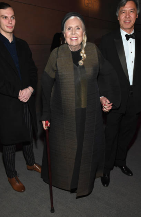 bobdylan-n-jonimitchell:Joni Mitchell last night at the Vanity...