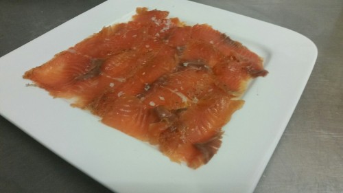 #salmon marinado sobre tomate triturado