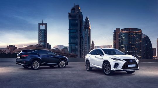 suv hibrido lexus rx 450h 2020 visto em duas unidades uma de frente e outra de tras