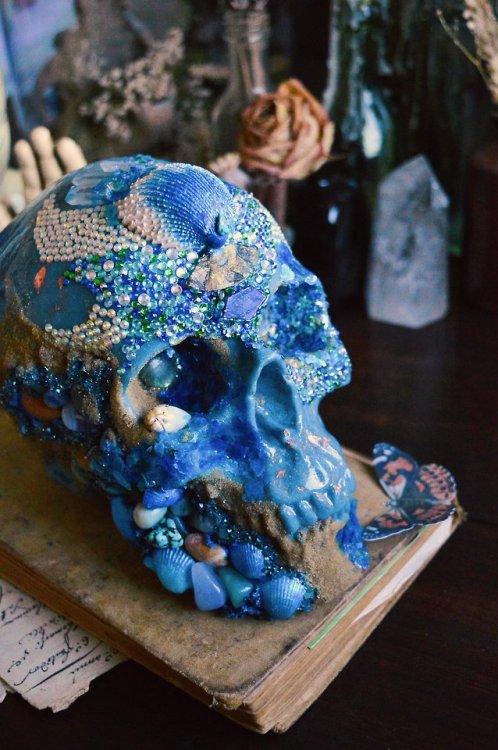 sosuperawesome:Life Size Sea Witch Skull SculpturesshopCrone...