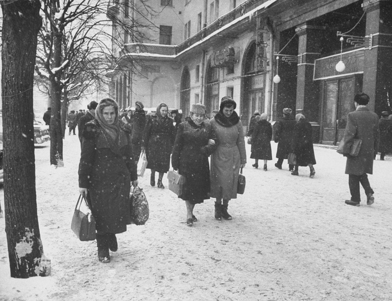 Muscovites in winter (1959). Photo by Carl Mydans/LIFE.