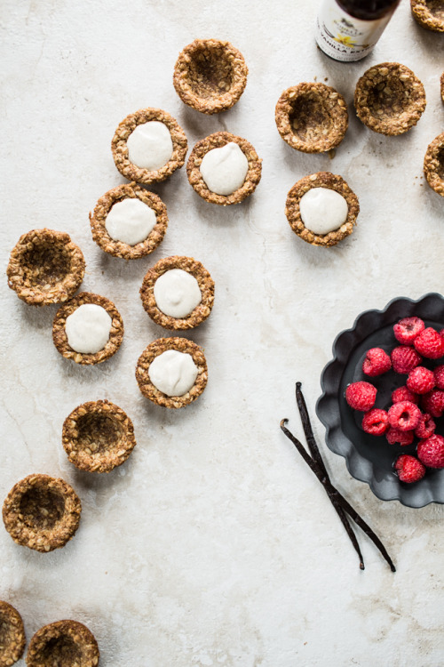 sweetoothgirl:Oatmeal Cookie Tarts with Vanilla Bean Cream...