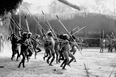 Yanomami
El pueblo Yanomami, en lo profundo del Amazonas, se ha mantenido prácticamente al margen de la llamada civilización. Está constituido por unas 200 aldeas. Y al parecer los hombres de esas 200 aldeas no hacen otra cosa que guerrear entre sí....