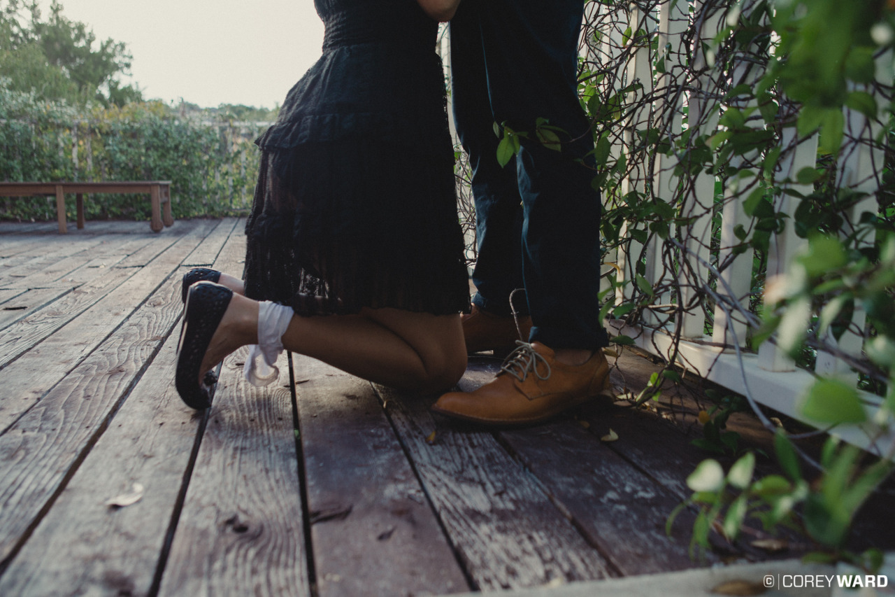 Фото девушка на коленях перед мужчиной