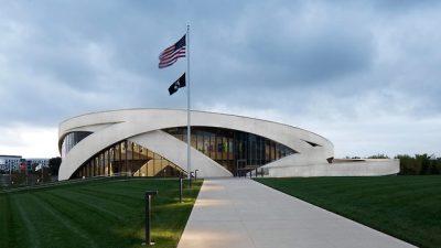 National Veterans Memorial and Museum / Allied Worksph: Jeremy Bittermann