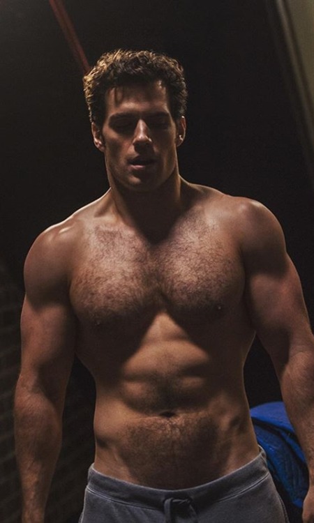 bananahunks:Henry Cavill Shows His Nude Muscle...