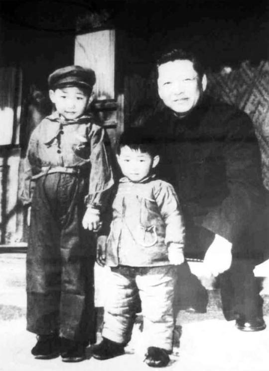 Xi Zhongxun et ses fils Jinping (à gauche) et Yangping.