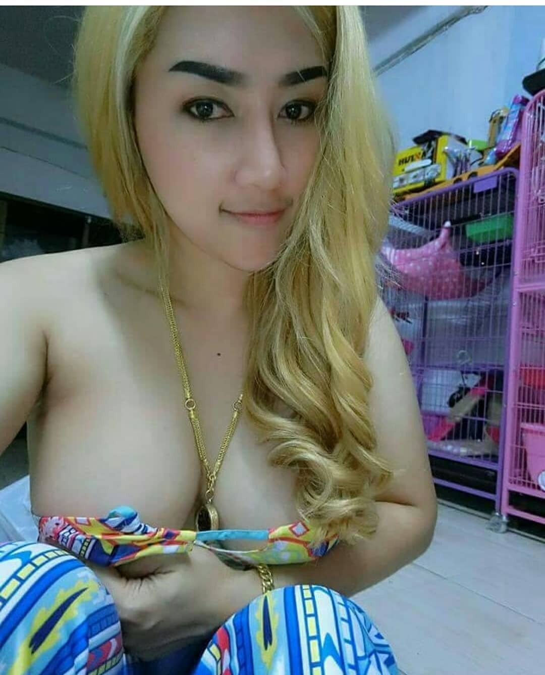 Kontol ku menerobos lubang vagina ibu