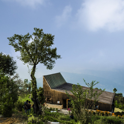 jeroenapers:Een houten huis in de Himalaya’s naar ontwerp van...