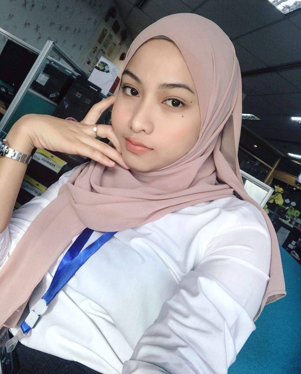 Main cantik. Малайзия девушки. Abg sma Colmek 2021. Tia Azman. Малайзия скандал хиджаб.