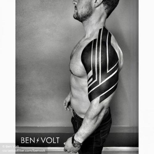 By Ben Volt, done at FORM8 Tattoo, San Francisco.... big;blackout;freehand;benvolt;op art;facebook;blackwork;twitter;shoulder;geometric;upper arm