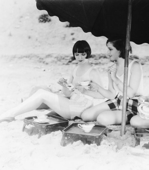 bellalagosa:Louise Brooks and Sally Blane  (1927)